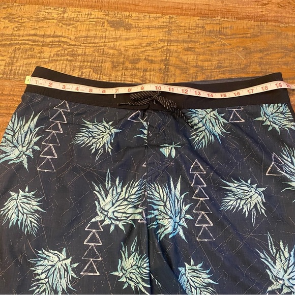 Quicksilver Swim Trunks Mens 38 Highline Scallop Board Shorts black - Picture 7 of 10